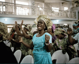 femme en pri&egrave;re